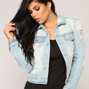 DENIM LIGHT WASHED JEAN JACKET !